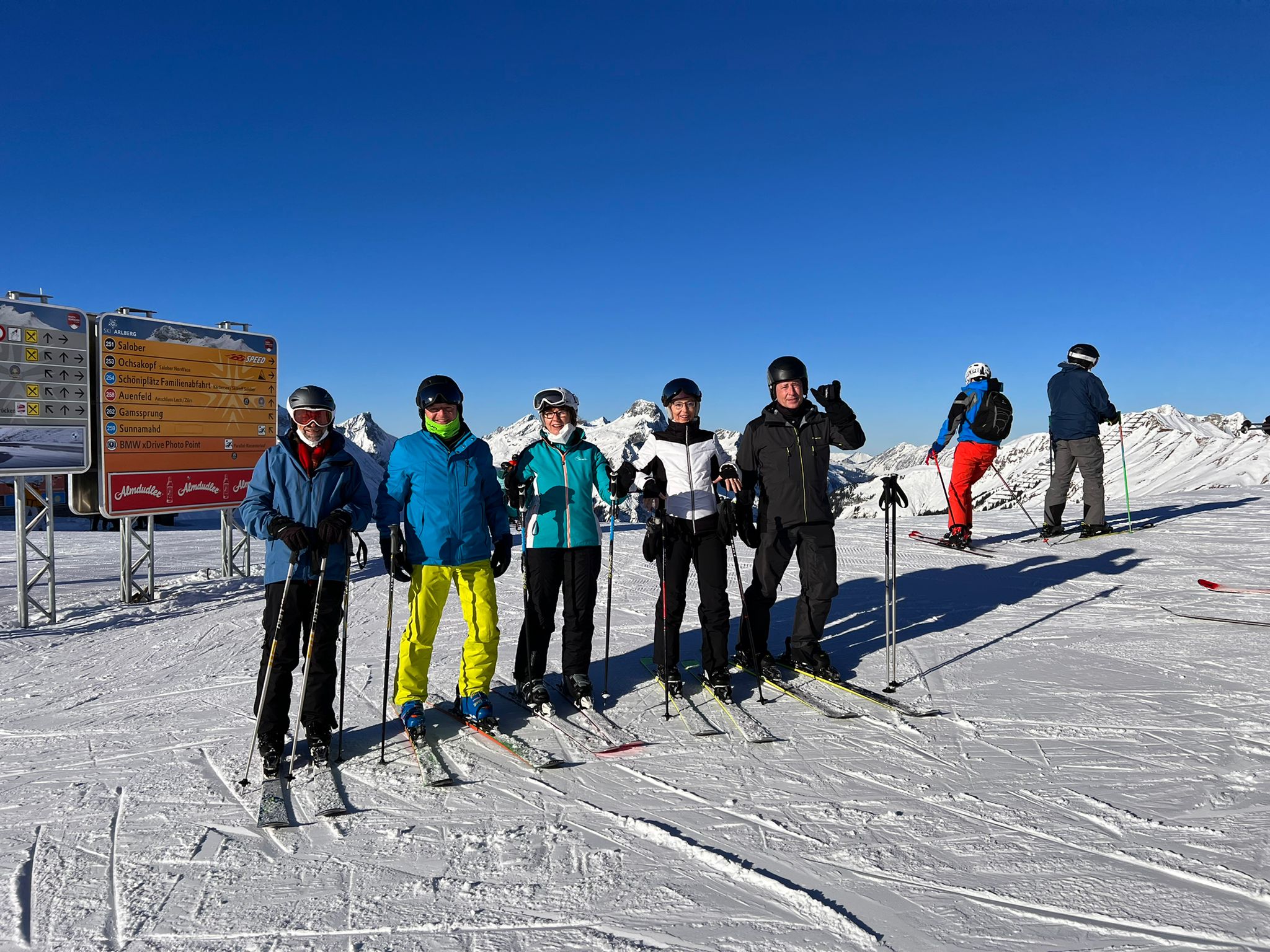 Gruppe auf Skis